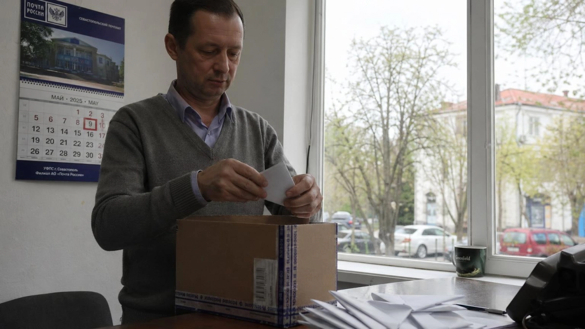 Куряне отправили 250 писем-треугольников бойцам СВО к 9 Мая