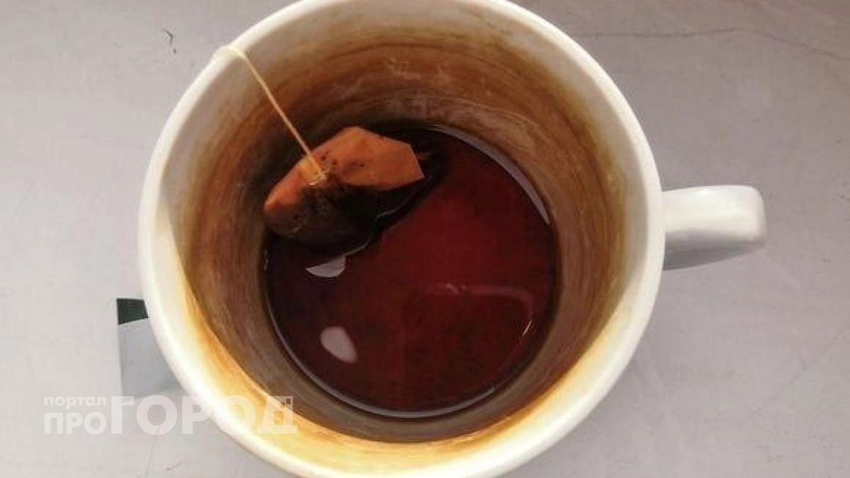 Больше не нужно тереть кружки до боли в пальцах: купите посуду из этого материала и забудьте про налет навсегда