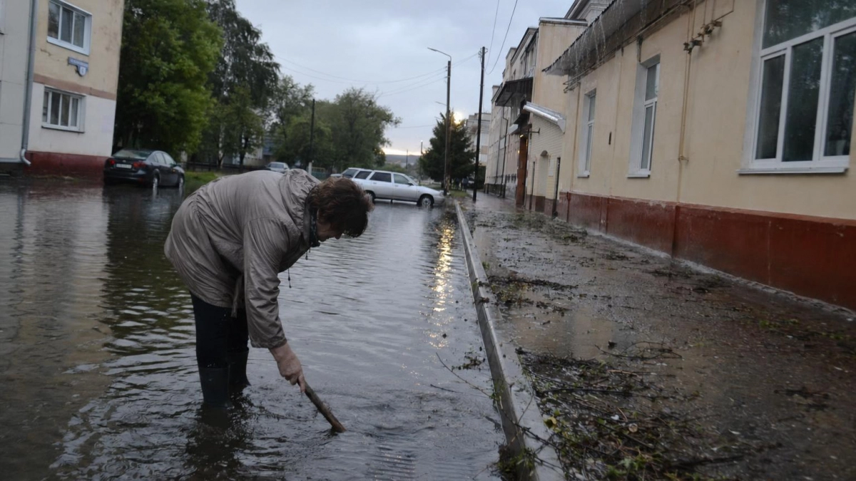 Вдова с детьми 5 лет стоит по колено в воде из-за бракованной ливнёвки