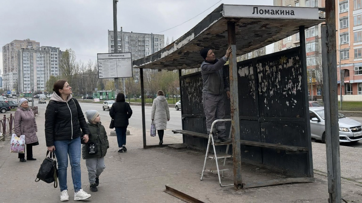 Аварийный павильон на остановке «Ломакина» в Курске двое суток никто не огородил