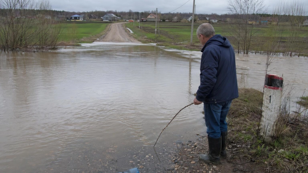Дорога к деревне Износково в Курской области уходит под воду на 28 см