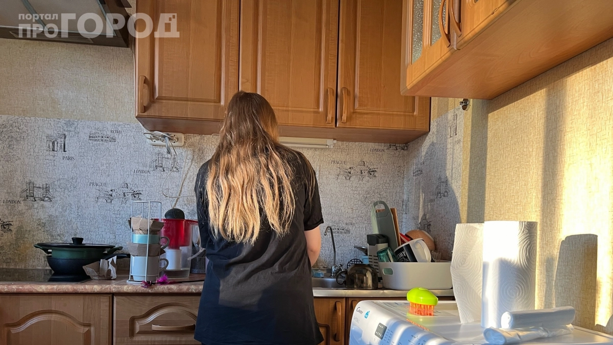 Липкий налёт на кухне исчезнет навсегда: всего одно действие во время готовки