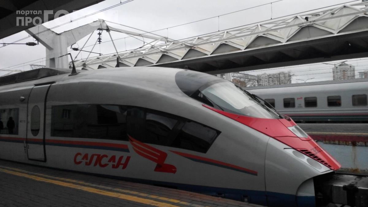 «Вызывайте такси, если хотите комфорта»: бабушка поставила на место девушку, занявшую два места в электричке