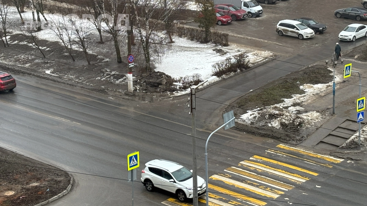 Облил пешехода из лужи — попал на штраф: что грозит водителям по новому разъяснению ОП