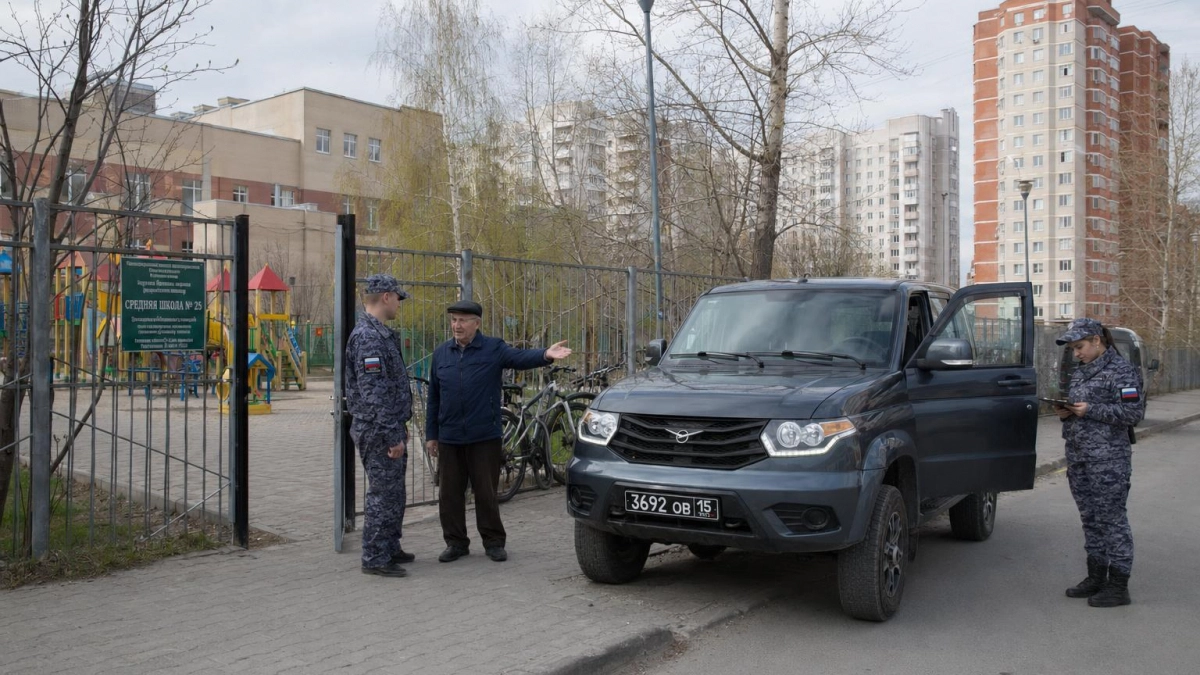 Росгвардия оцепила машину у школы в Курске из-за подозрительной парковки