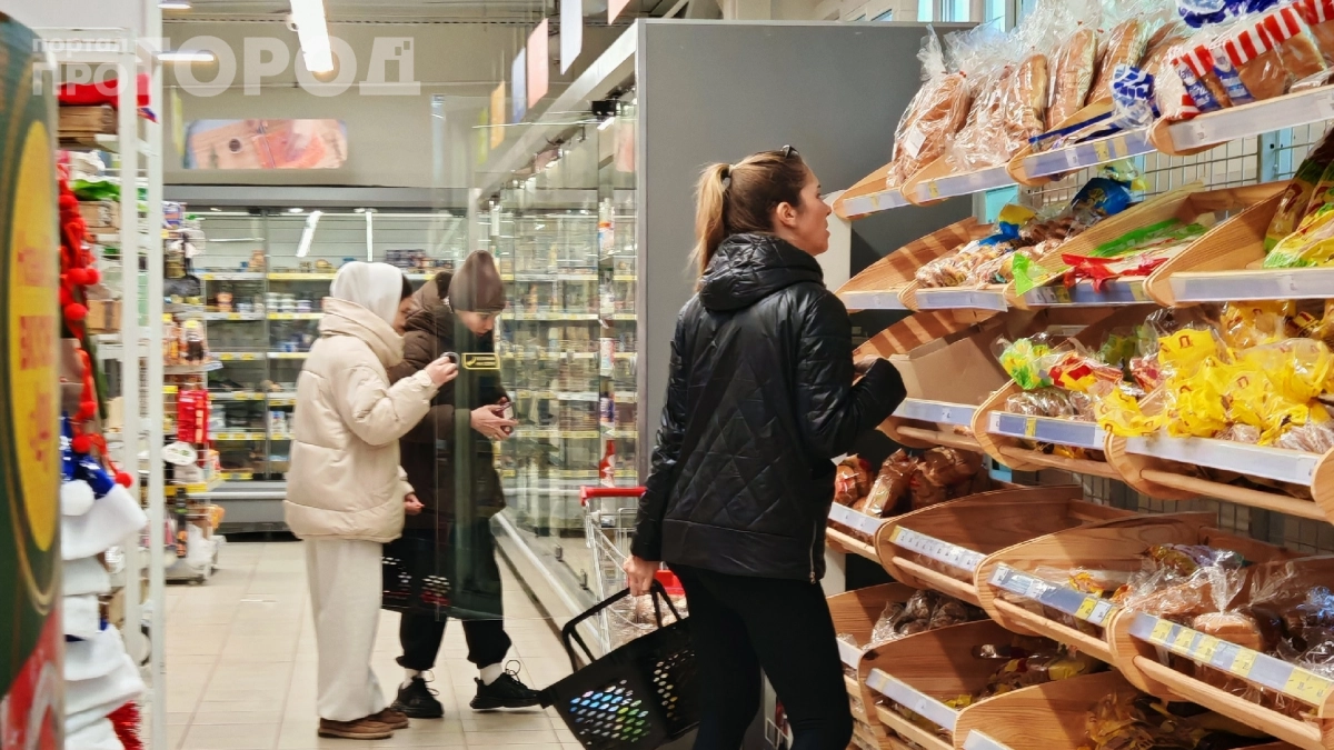 Эти вещи покупают только бедные: дешёвая обувь «на сезон» и сосиски из бумаги — что выдает финансового неудачника