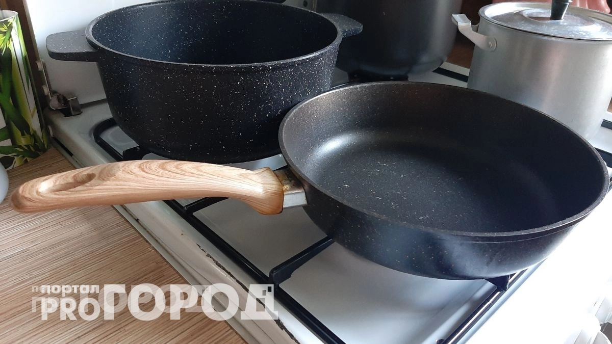 Больше не тру сковородки часами: профессиональный секрет чистоты, который заставляет посуду сиять без химии