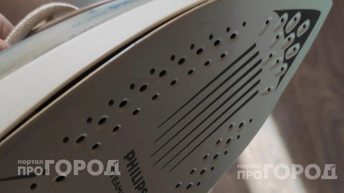 Утюг снова оставляет пятна на одежде: приклеила скотч к подошве и за 15 минут вытянула из него всю гадость