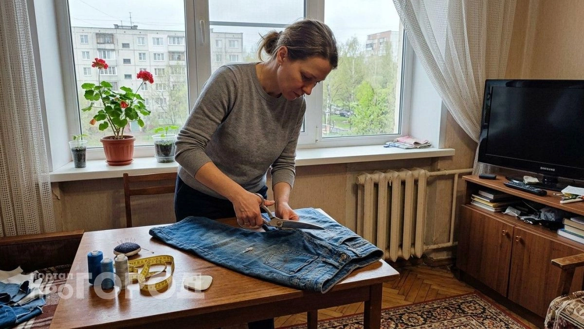 Хватит тратить деньги на аксессуары: показываю как превратить старые джинсы в стильную вещь за один вечер