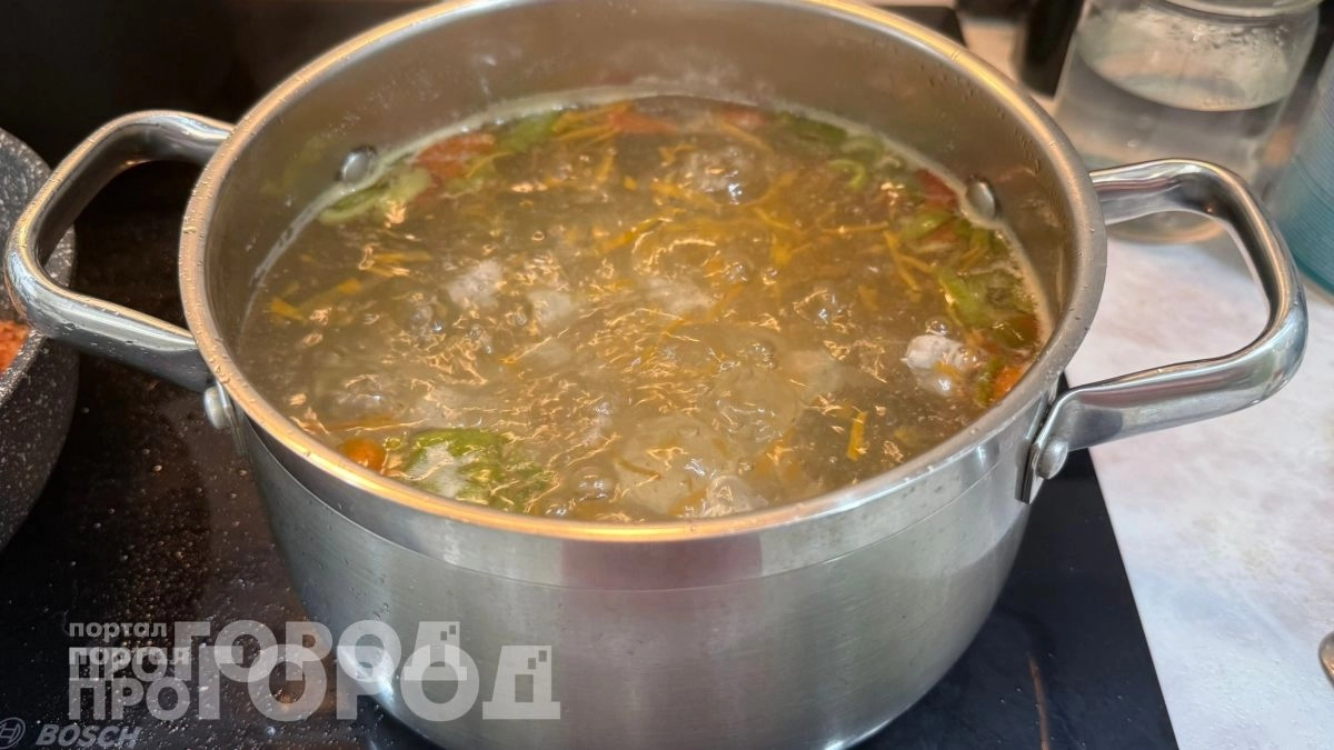 Вы безнадежно портите куриный бульон одним популярным ингредиентом: узнайте чем его заменить прямо сейчас