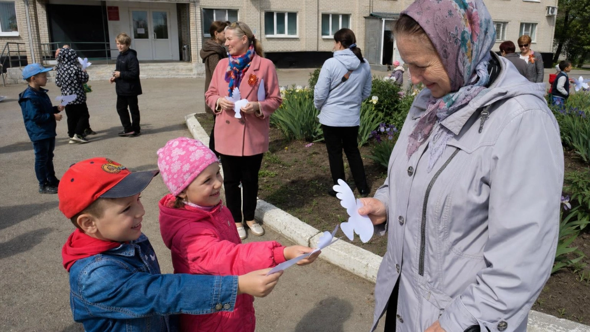 Дошколята из «Снегурочки» подарили ветеранам бумажных голубей мира