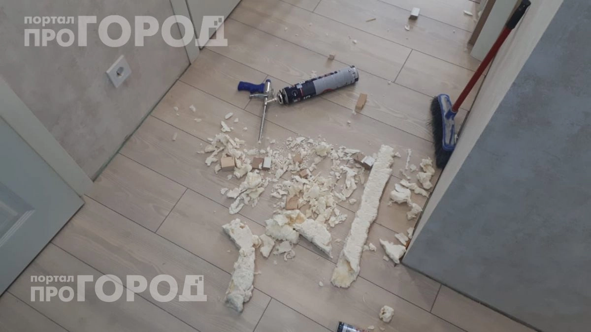 Больше не придется тереть до дыр: простой способ убрать засохшую монтажную пену без повреждения поверхности