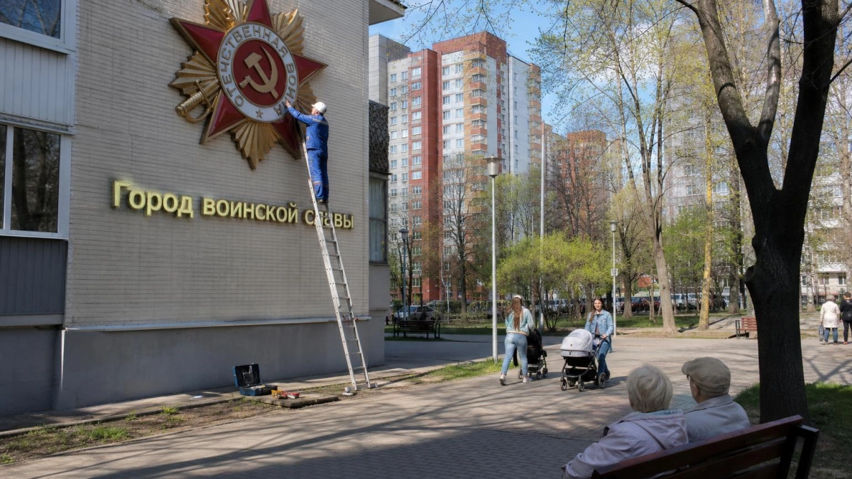 В Курске орден воинской славы поднялся на крышу и засветился в ночи