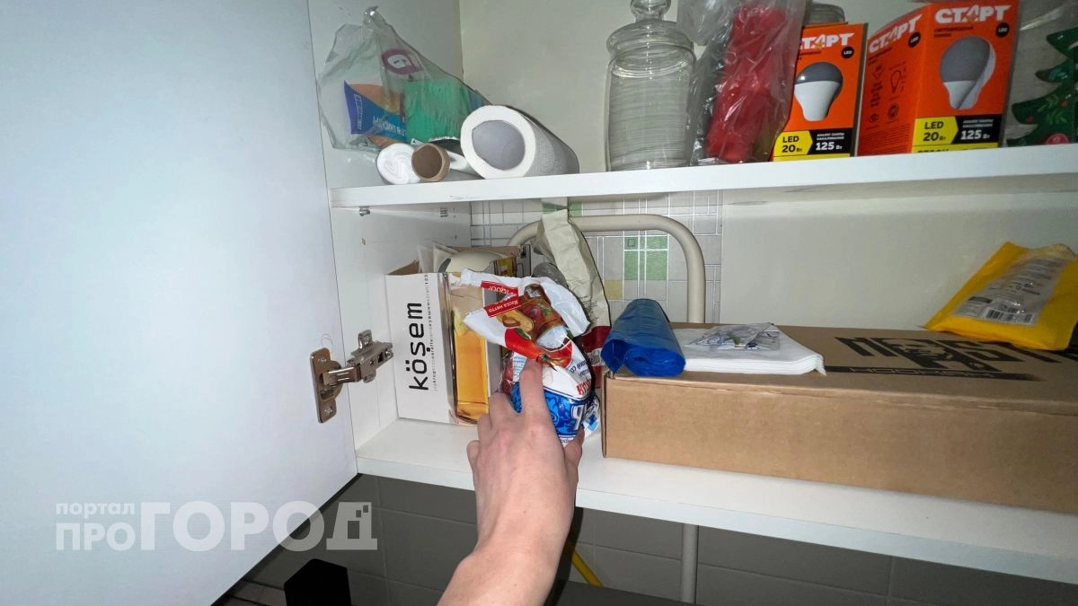 Больше не трачу часы на уборку: наношу этот простой состав на мебель и забываю о пыли на долгие недели