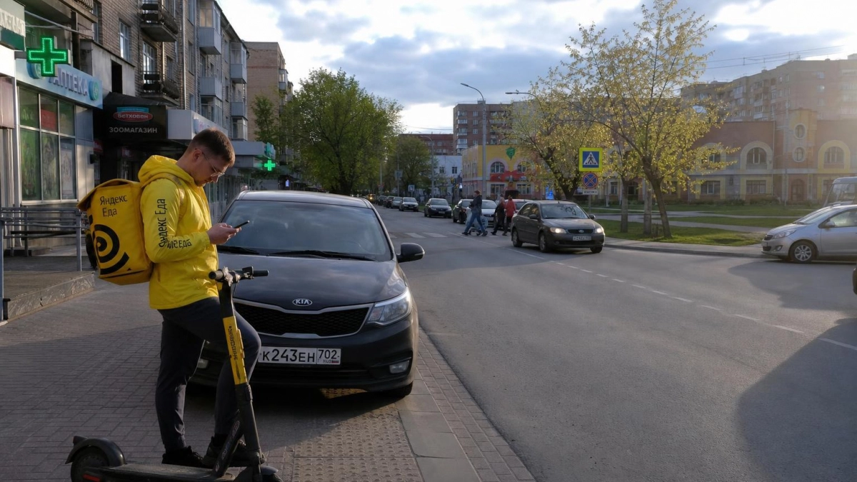 Доставщик «Самоката» ехал против потока и столкнулся с KIA в центре Курска