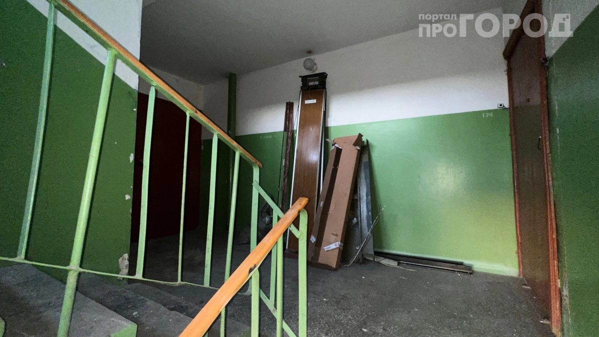 «Темно‑зелёный снизу, белый сверху»: секрет покраски подъездов, который знали только в СССР