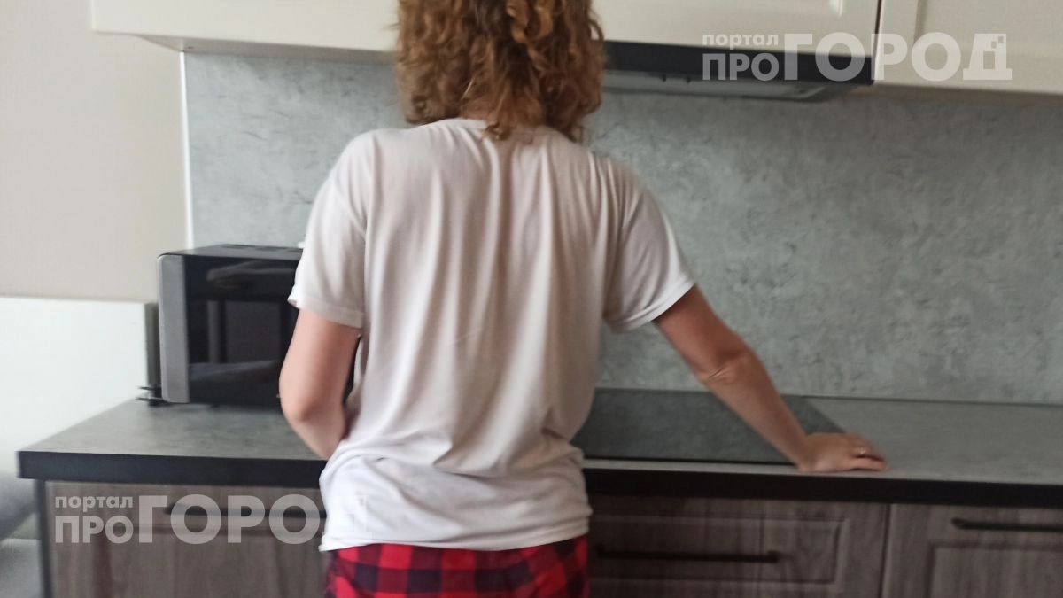 Забудьте про жесткие щетки: микроволновка отмывается от старого жира за пару минут обычной смесью из соды