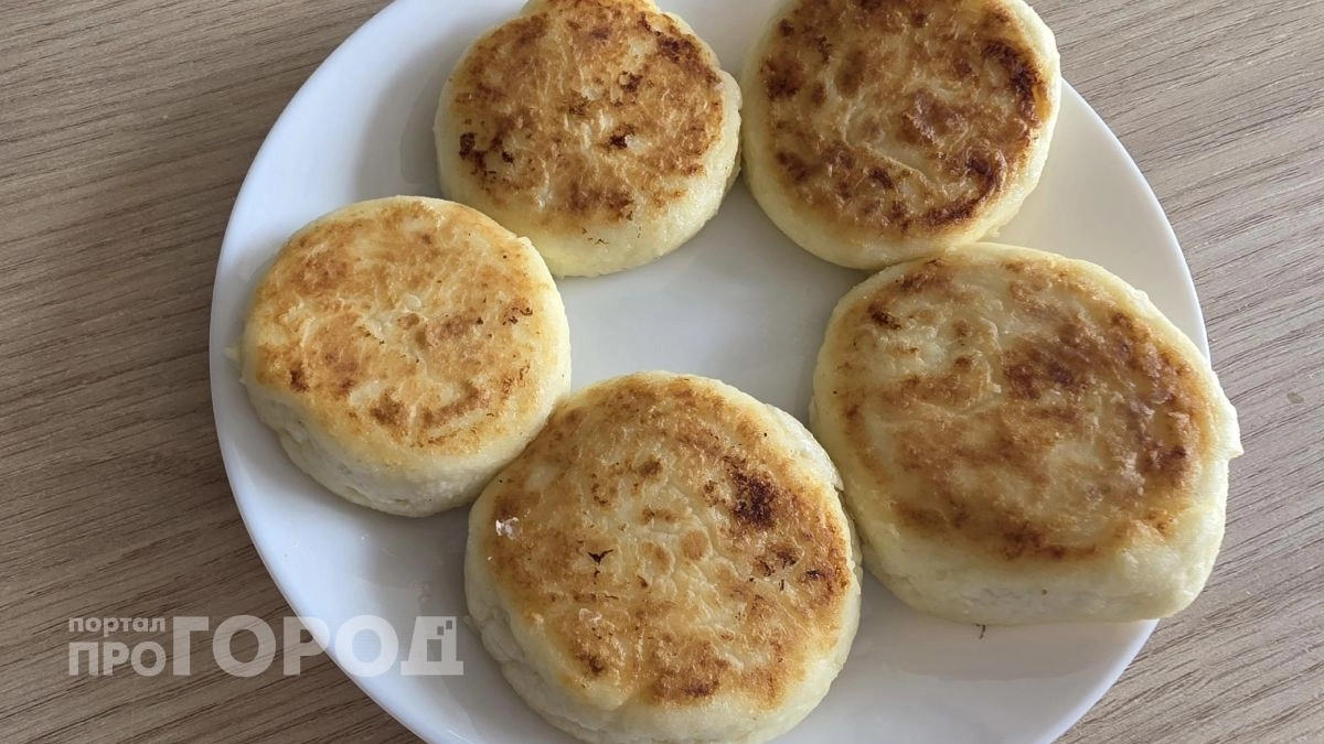 Больше не трачу деньги на завтраки вне дома: добавляю всего один продукт в творог для идеальных сырников