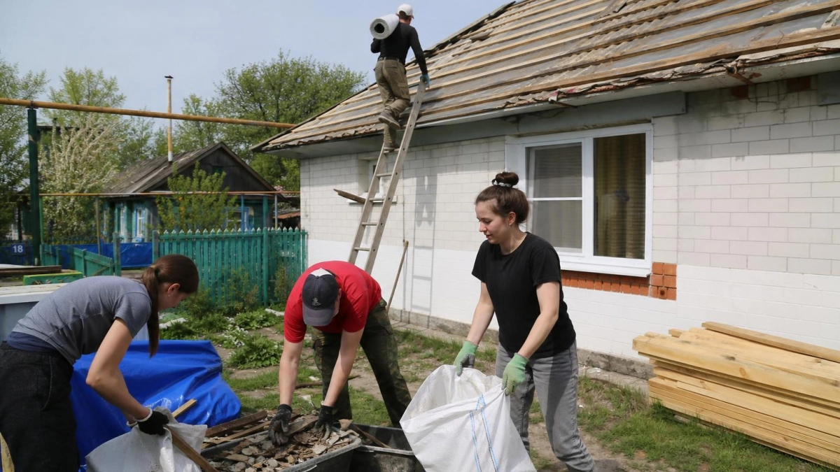 618 добровольцев из 69 регионов восстанавливают дома в Курском приграничье