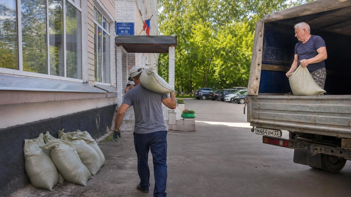 Депутаты Курска укрепляют школы и детсады песком в период экзаменов