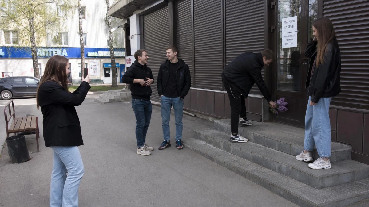 Железногорская молодёжь «скорбит» с сиренью у закрытого алкомаркета
