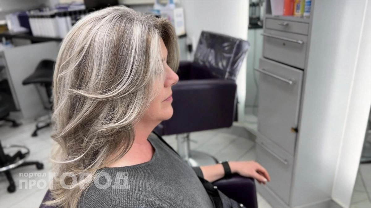Хватит тратить деньги на окрашивание корней: эта умная техника мастерски маскирует седину на полгода