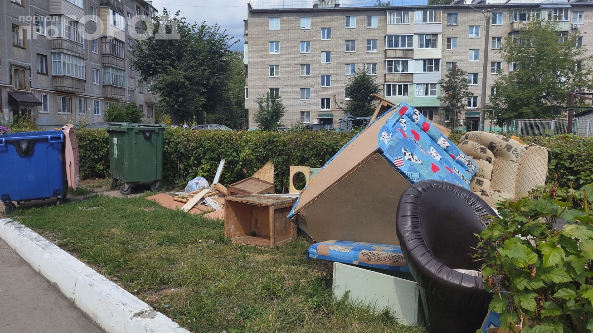 Диван у подъезда — штраф в кармане: куда деть старую мебель, чтобы не попасть на деньги