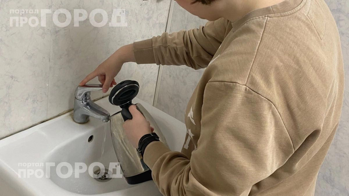 Забудьте про жесткие щетки: накипь в чайнике растворяется сама после добавления этого простого средства