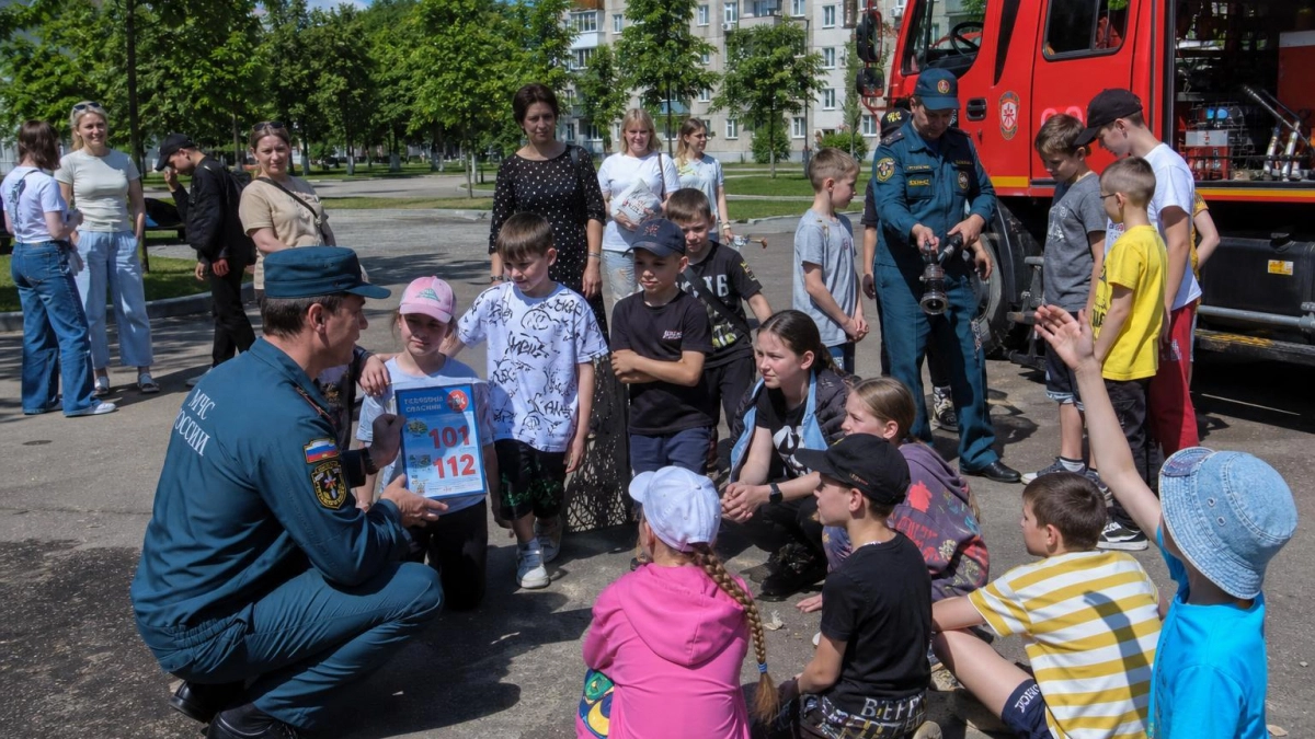 В Курской области МЧС учит детей безопасности на летних каникулах