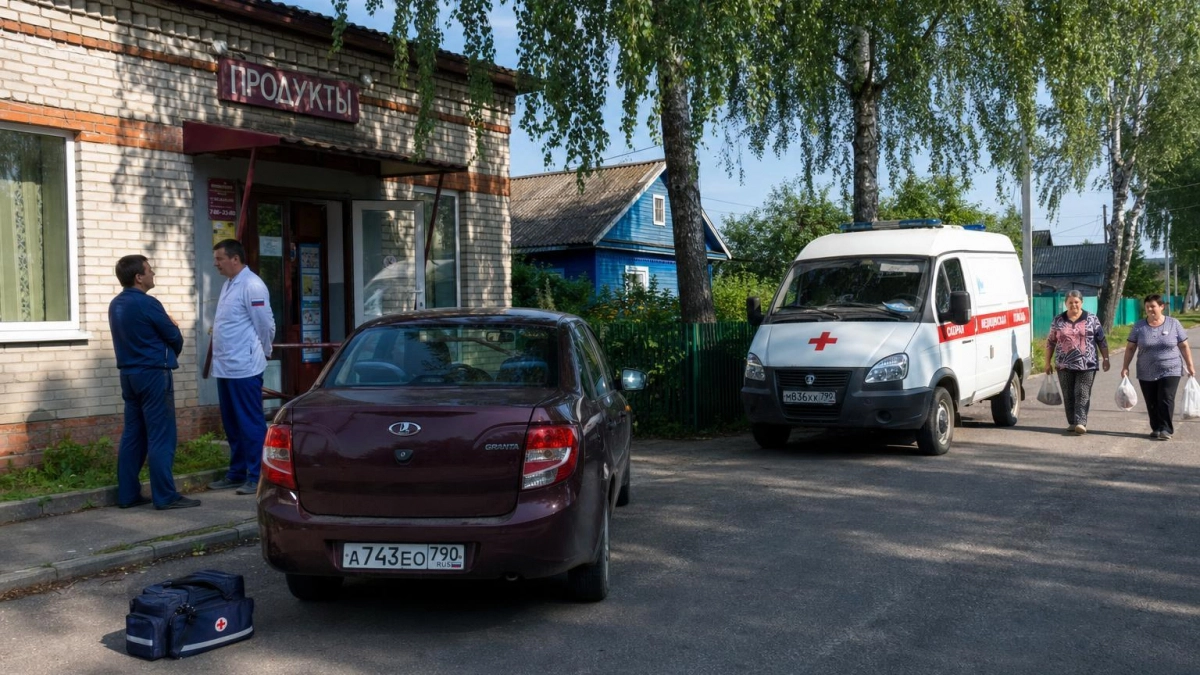 Дрон атаковал машину у магазина в Курской области: трое в больнице