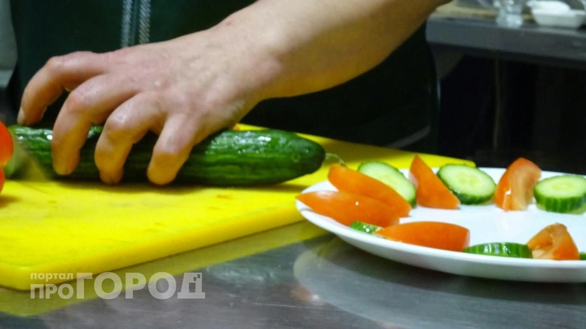 Больше не жду сутками: эти огурцы с чесноком и перцем готовы к подаче уже через три часа после засолки