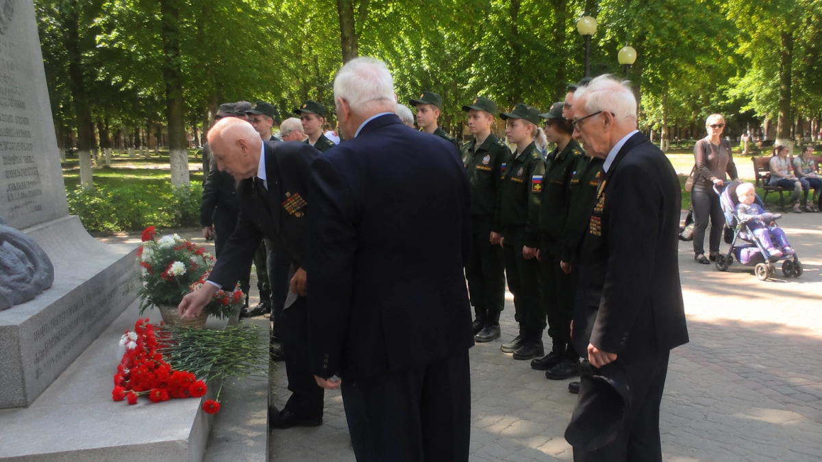 Курская ФСБ отметила 108 лет: ветераны возложили цветы в парке Дзержинского
