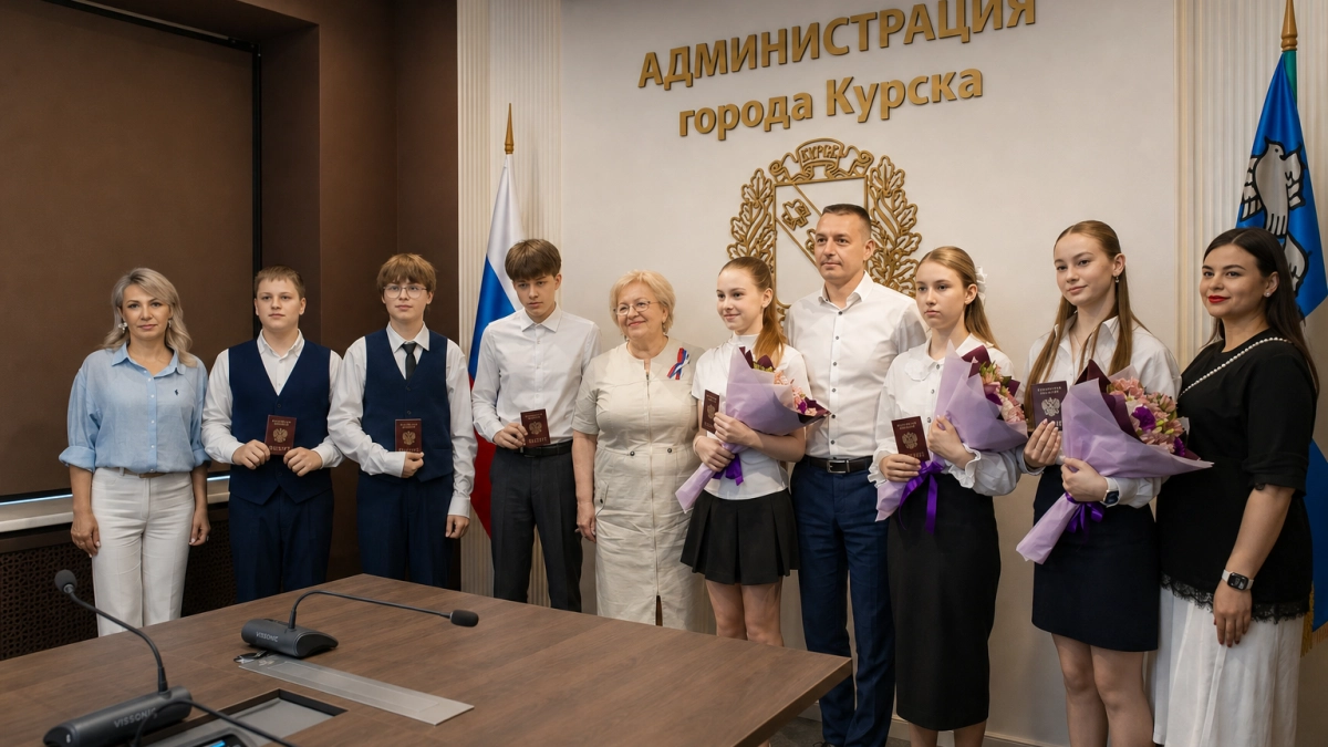 Шесть школьников Курска получили паспорта в канун Дня России