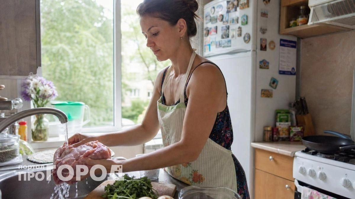 Перестаньте мыть сырое мясо под краном: вы просто заражаете свою кухню опасными бактериями для всей семьи