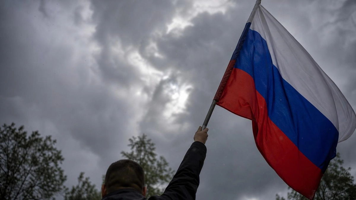 Глава Курска во время грозы поднялся на крышу с флагом России