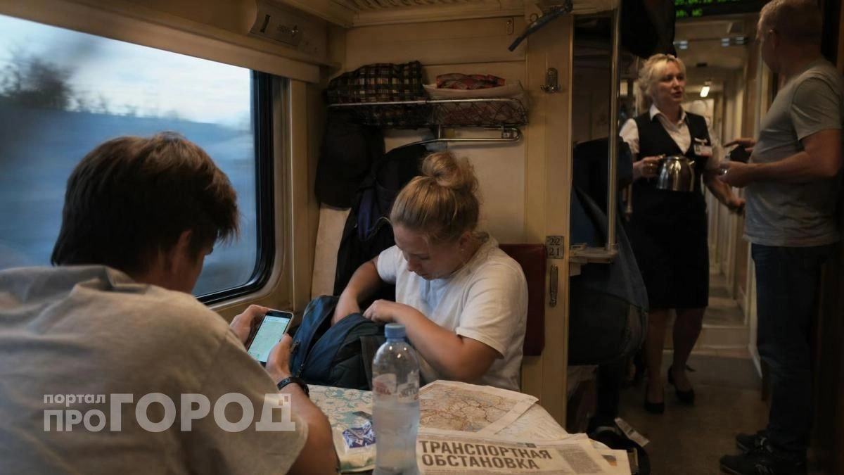 Правила РЖД позволяют не пускать соседа к столу: как владельцы нижних полок законно игнорируют просьбы