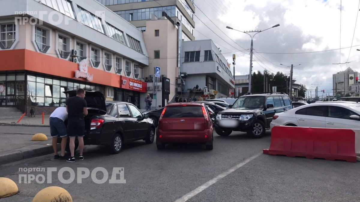 Мотор закипает в пробке: три простых действия помогут спасти двигатель от поломки без отключения зажигания