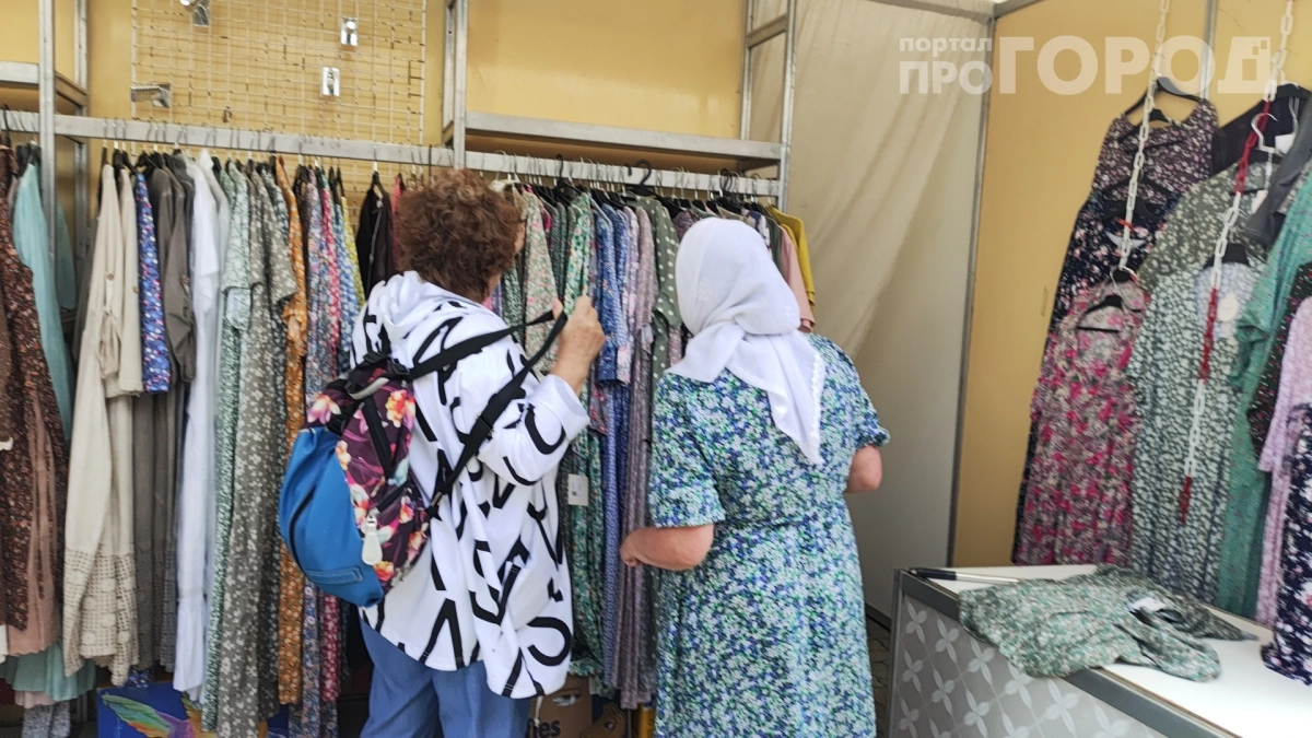Лён больше не полнит и не выглядит мятым: пять приемов стилистов для элегантных женщин после 60 лет