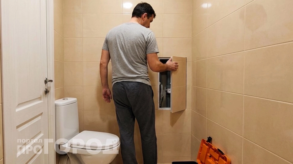 Забудьте про гипсокартон: как закрыть трубы в туалете эстетично и оставить свободный доступ к кранам