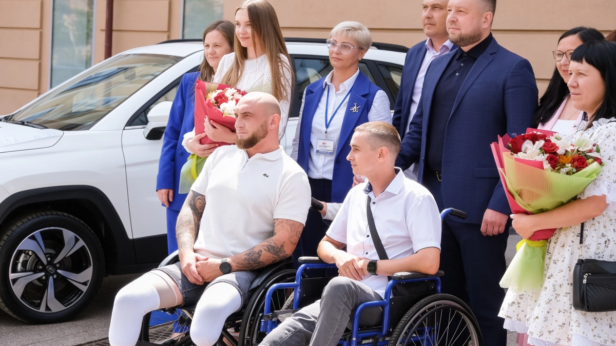Двум ветеранам СВО из Курской области вручили автомобили Москвич 3