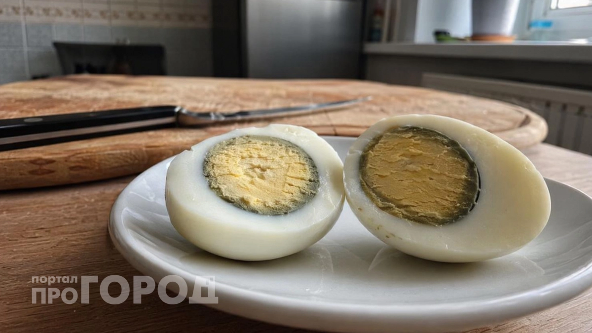 Серый ободок вокруг желтка выдает вашу главную кулинарную ошибку: как варить яйца правильно чтобы не травиться