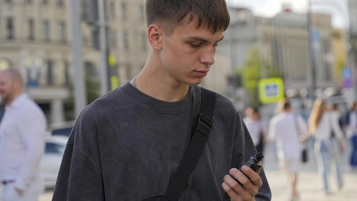 Хинштейн вынес на голосование в VK запрет продажи вейпов в Курской области