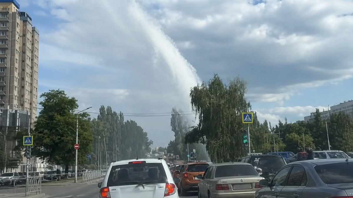 В Курске при испытаниях теплосетей фонтан воды поднялся выше многоэтажек