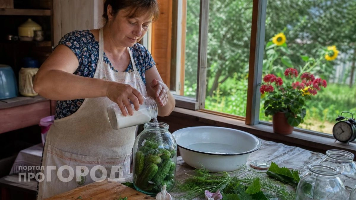 Убираю уксус из маринада: вот как я закатываю огурцы на зиму чтобы они оставались твердыми и хрустящими