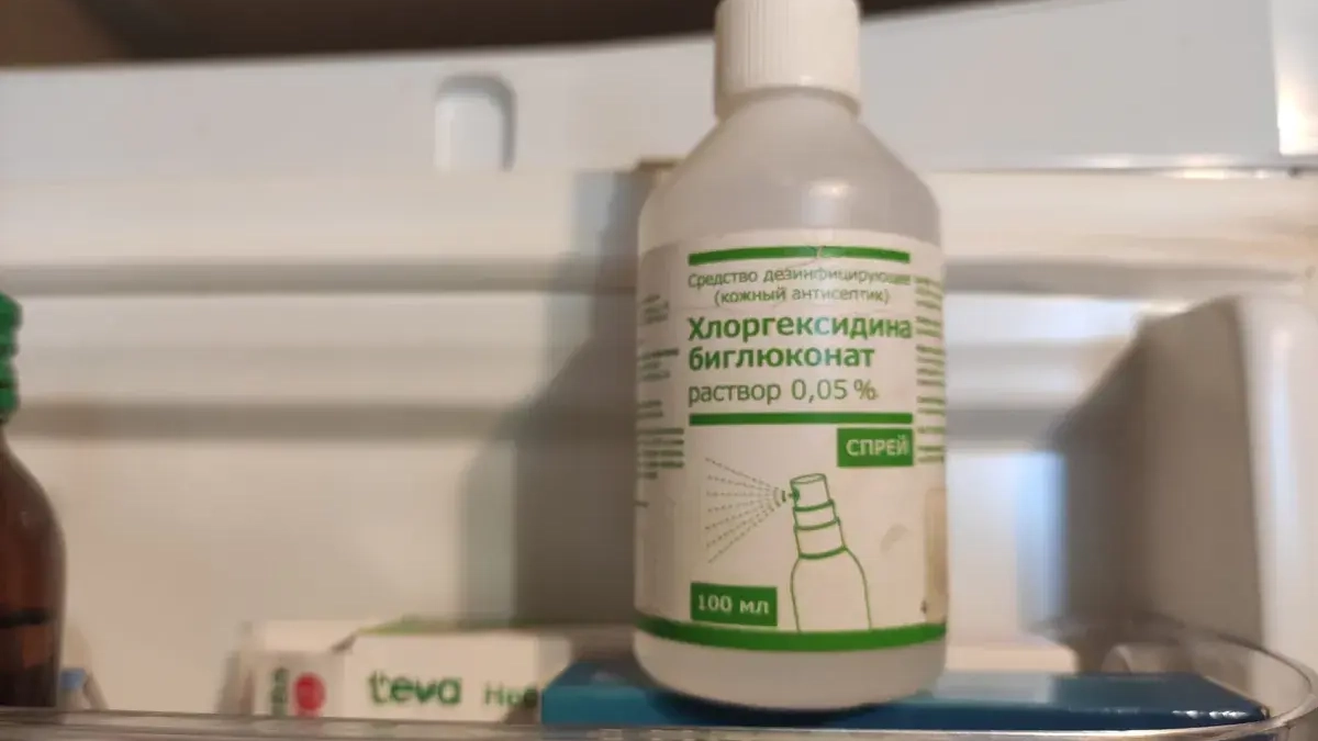 Теперь беру в аптеке сразу десяток флаконов хлоргексидина: это копеечное средство заменяет дорогую химию