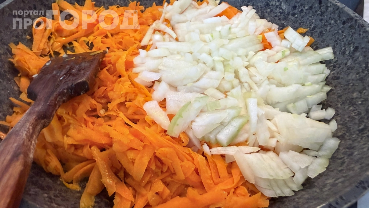 Ошибка в порядке обжарки лука и моркови портит вкус всей зажарки: как правильно готовить базу для блюд