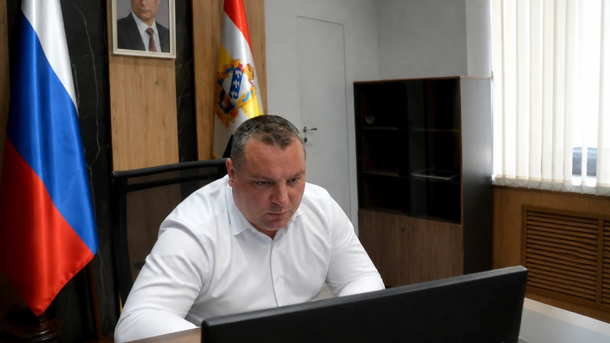 Хинштейн потребовал сделать переход в Олымском, где жителей штрафуют за путь через рельсы