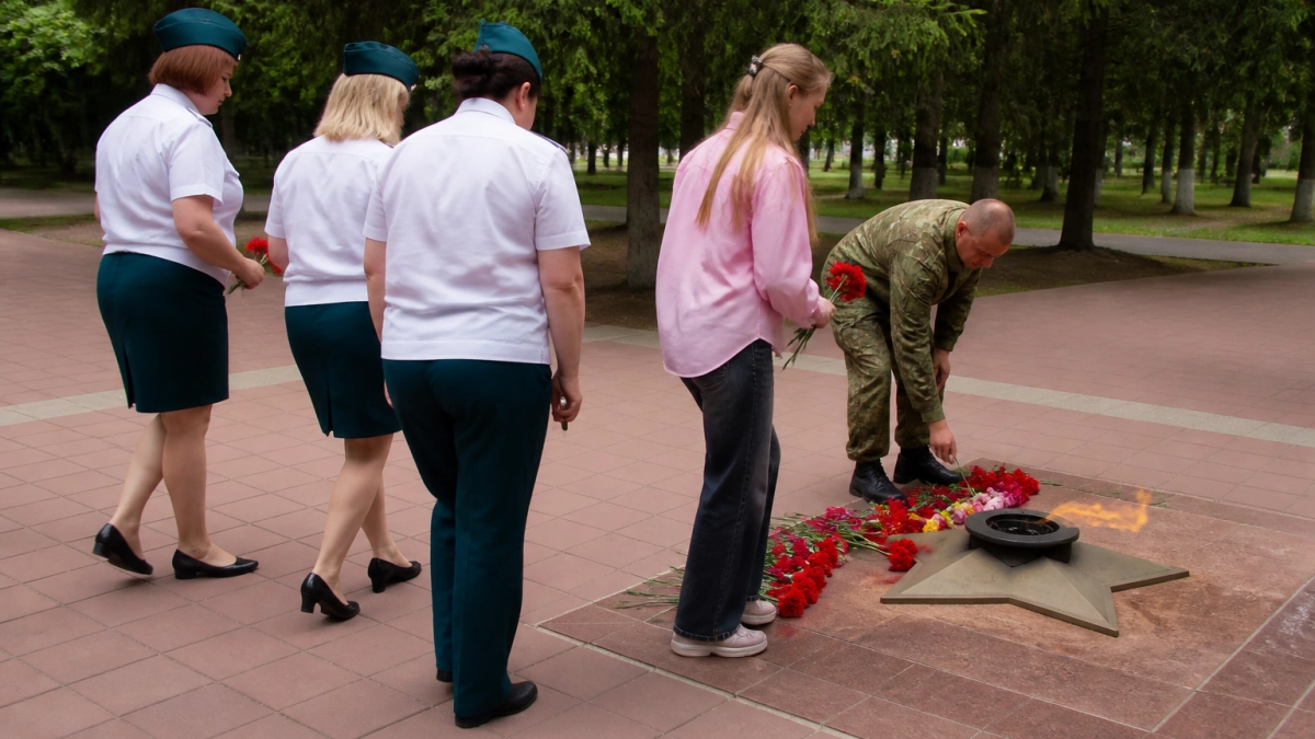 Курские таможенники почтили память жертв войны у мемориала Большой Дуб