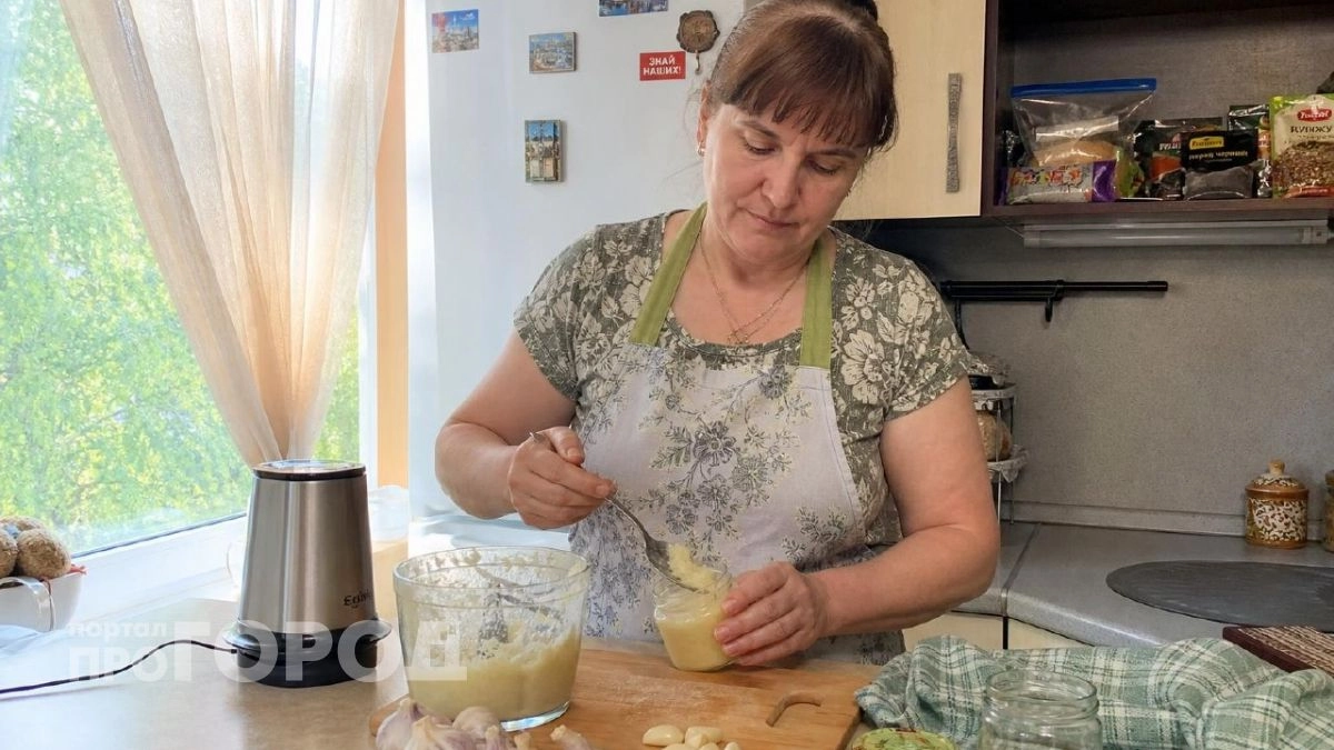Больше не храню чеснок головками: измельчаю в нежную пасту и храню в холодильнике до самого урожая