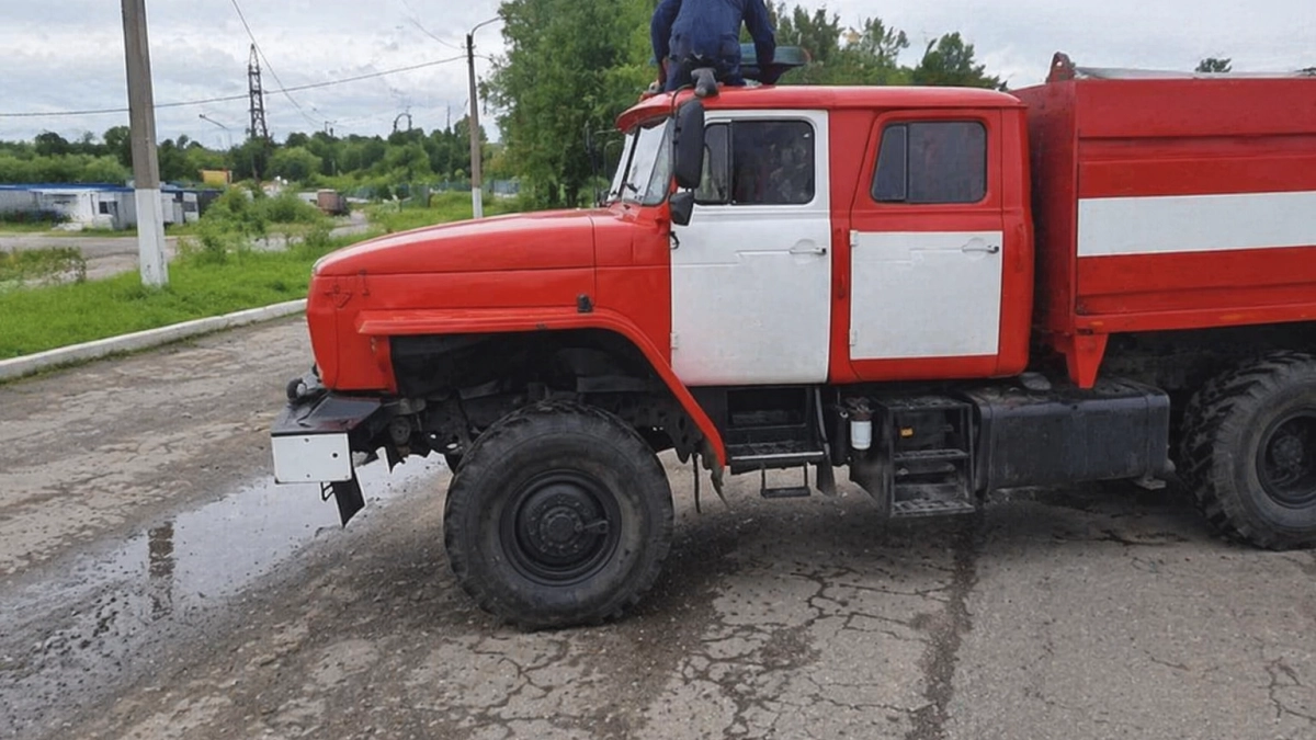 В Курске на проспекте Дружбы потушили пожар в кирпичном гараже